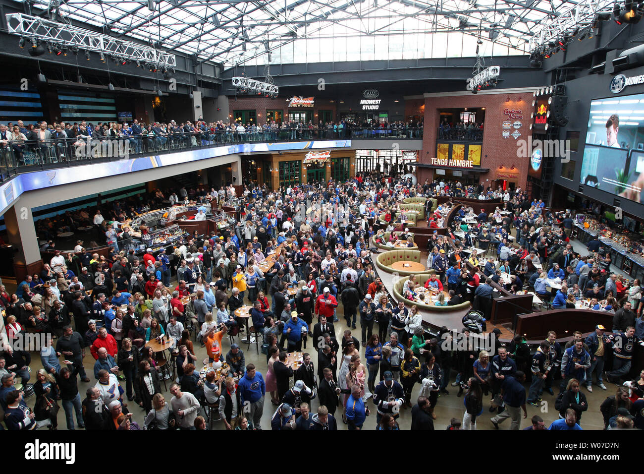 Des centaines foule l'étage principal de Ballpark Village de Saint Louis le 29 mars 2014. Ballpark Village, situé à proximité de Busch Stadium, est le plus récent de restaurants et de divertissement à St Louis. UPI/Bill Greenblatt Banque D'Images