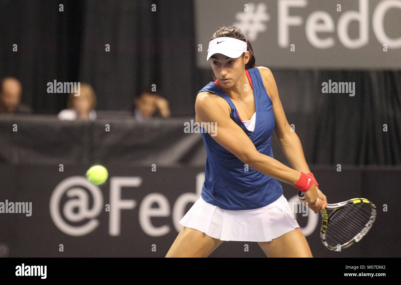 Caroline Garcia de France yeux une balle frappée par Madison Keys des États-Unis au cours de la Fed Cup Tennis 2014 Groupe mondial de théâtre à St Louis le 20 avril 2014. UPI Bill Greenblatt Banque D'Images