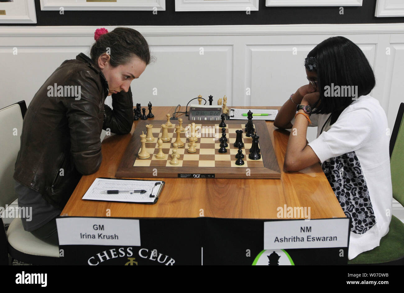 Le champion d'échecs Irina Krush de New York (L) réfléchit à un déplacement tout en jouant 13-year-old Master National Eswaran Ashritha de San Jose en 2 Ronde du Championnat d'échecs des États-Unis au Club d'échecs de Saint Louis à St Louis le 9 mai 2014. Les championnats exécuter jusqu'au 20 mai. UPI/Bill Greenblatt Banque D'Images