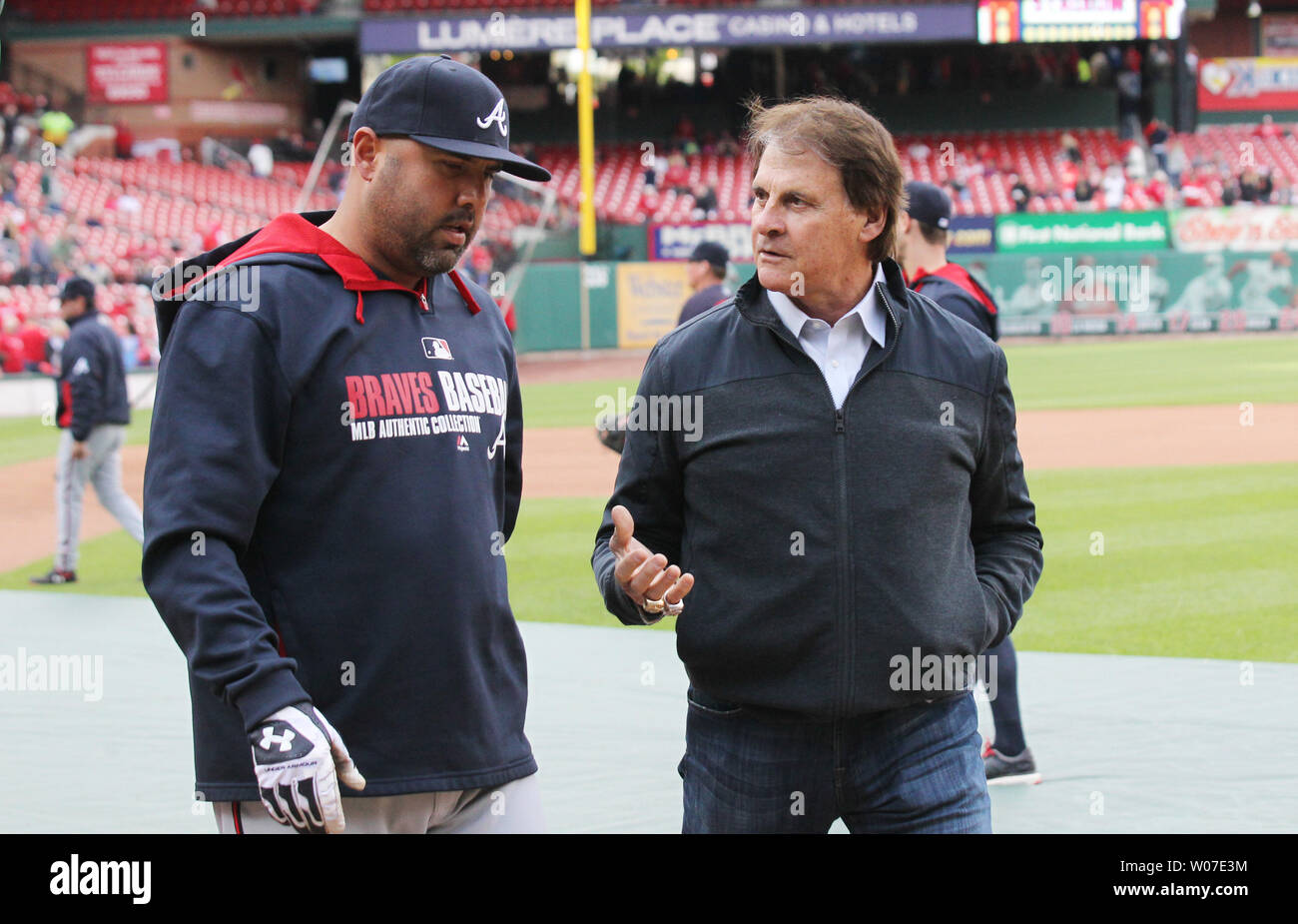 Ancien St. Louis Cardinals manager Tony La Russa (R) parle avec Atlanta Braves catcher Gerald Laird au cours de la pratique au bâton avant un match contre les Cardinals de Saint-Louis au Busch Stadium de Saint-Louis le 16 mai 2014. La Russa a été nommé chef de la direction de baseball Arizona Diamondbacks le 17 mai 2014. UPI/Bill Greenblatt Banque D'Images