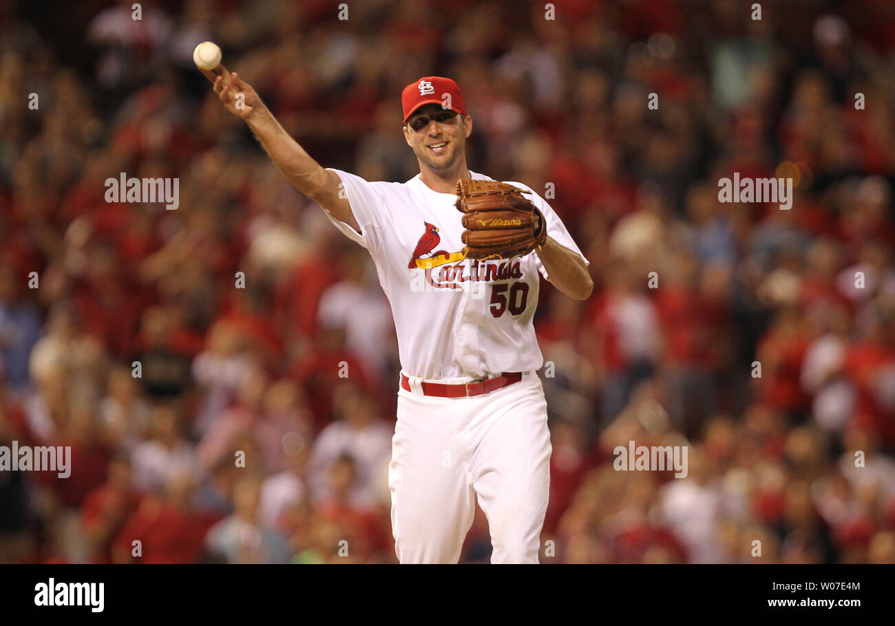 Cardinals de Saint-Louis le lanceur partant Adam Wainwright lance la balle au premier but de Arizona Diamondbacks Gerardo Parra pour le dernier retrait du match à Busch Stadium à St Louis le 20 mai 2014. Wainwright a jeté un coup d'un jeu blanc en tant que saint Louis a gagné le match 5-0. UPI/Bill Greenblatt Banque D'Images