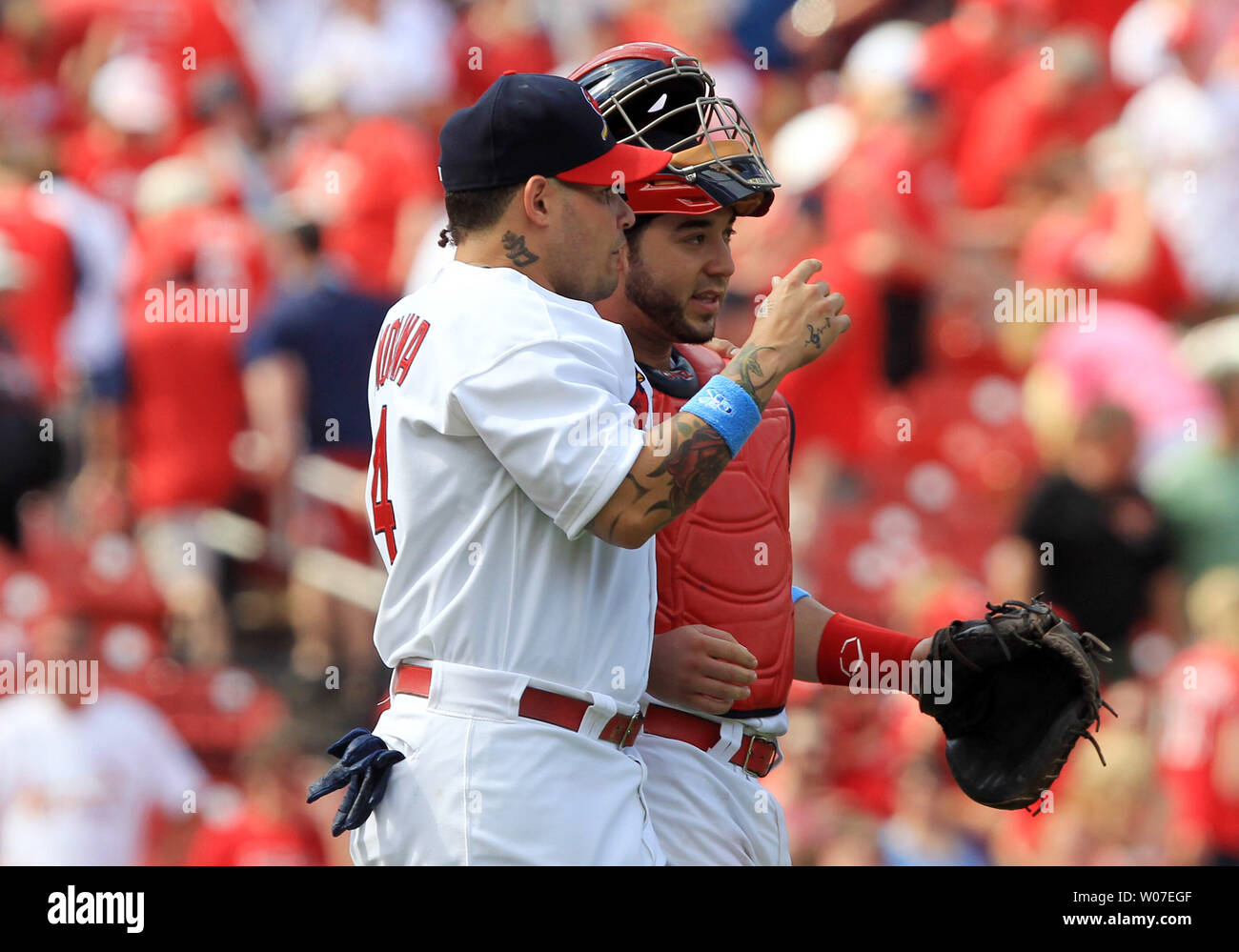 Cardinals de Saint-Louis Yadier Molina parle avec catcher Tony Cruz après avoir battu les Nationals de Washington 5-2, au stade Busch à St Louis le 15 juin 2014. UPI/Bill Greenblatt Banque D'Images