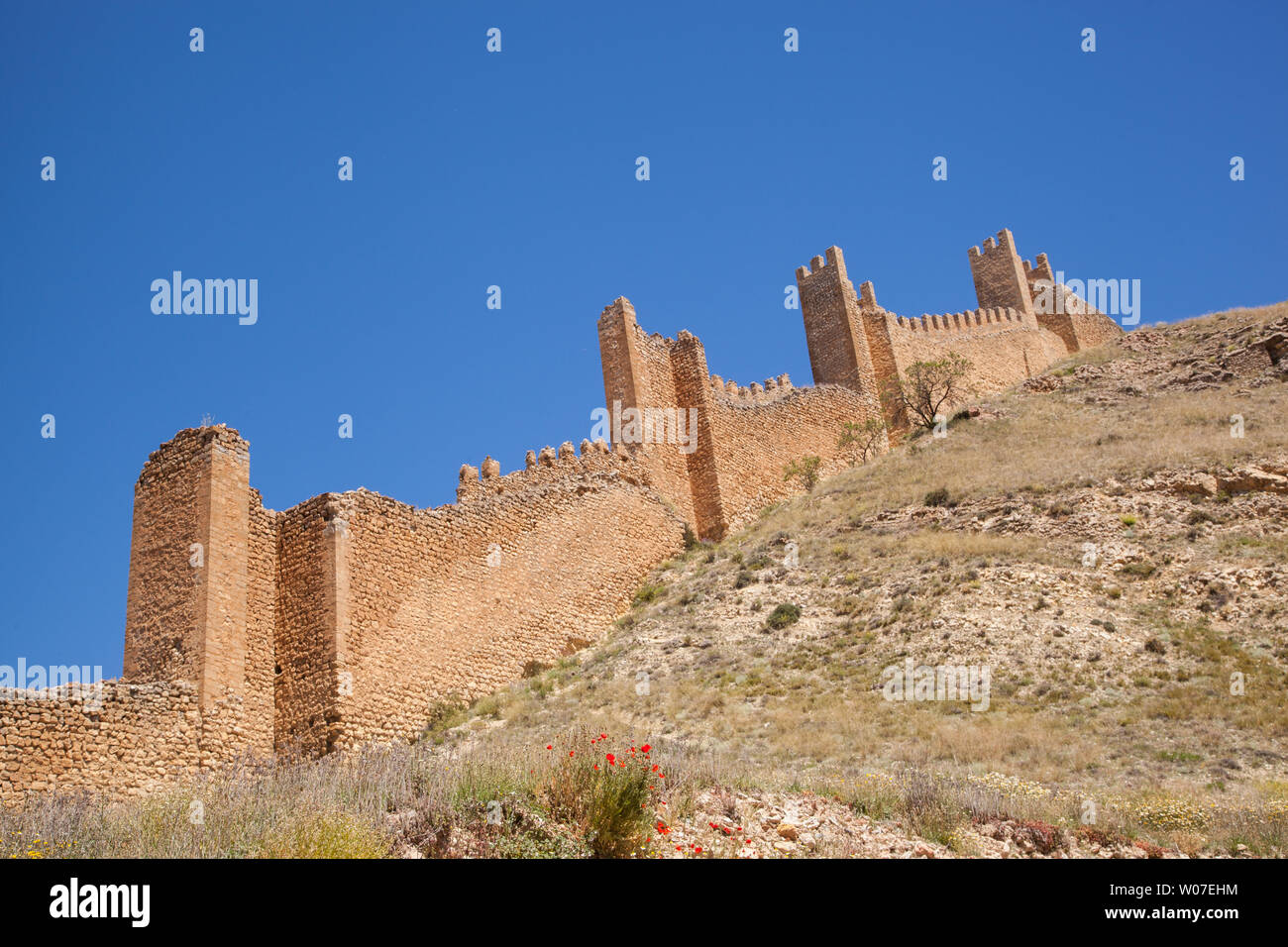 Vue sur la cité médiévale fortifiée / murs de ville dans la ville d'Albarracin mauresque espagnol dans les Montes Universales Aragon Espagne Banque D'Images