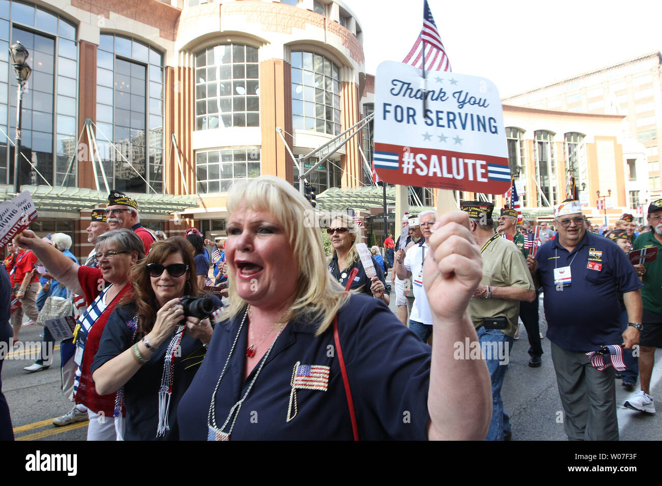 Un participant au défilé d'Anciens Combattants à l'étranger affiche un signe à travers les rues de Saint Louis le 22 juillet 2014. UPI/Bill Greenblatt Banque D'Images