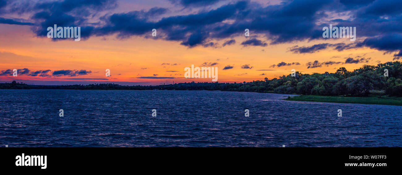 L'Afrique, le Zimbabwe, les animaux, la nature intacte, Zambèze, panorama, vue de nuit, ciel étoilé, Bonfire, Nuages brûlants, vue aérienne Banque D'Images