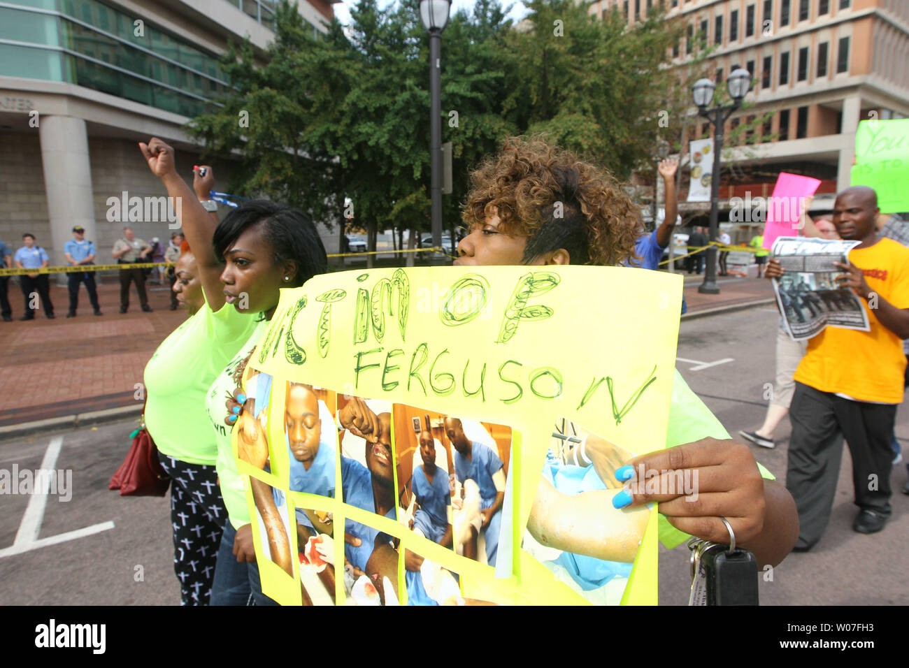 Les manifestants mars et crier à l'office de tourisme de Saint Louis Comté, procureur de l'Ohio Bob McCulloch dans Clayton, New York le 20 août 2014. Les manifestants se sont réunis à l'extérieur du bureau pour demander que McCulloch descendre du Michael Brown mort par cas. UPI/Bill Greenblatt Banque D'Images