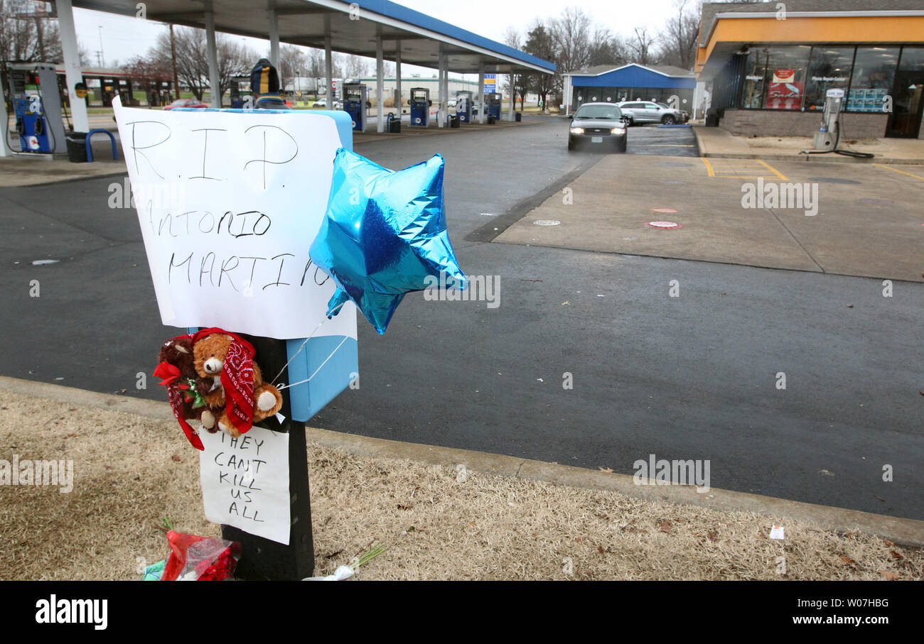 Une voiture de police se trouve sur le parking d'une station d'essence fermée heures après un Berkley, Missouri policier a été impliqué dans la mort d'un adolescent armé le 23 décembre 2014. Une grande foule d'environ 200 personnes rassemblées peu après ce qui entraîne des affrontements avec la police, un incendie à un autre poste d'essence et plusieurs arrestations. Berkley, Missouri se trouve à environ deux milles de Ferguson. Selon la police, 18 ans, Antonio Martin visant une arme sur un fonctionnaire de police de Berkeley qui était l'interroger au sujet d'une plainte à l'étalage. Le policier lui a tiré une fois, le tuant. UPI/Bill Greenblatt Banque D'Images