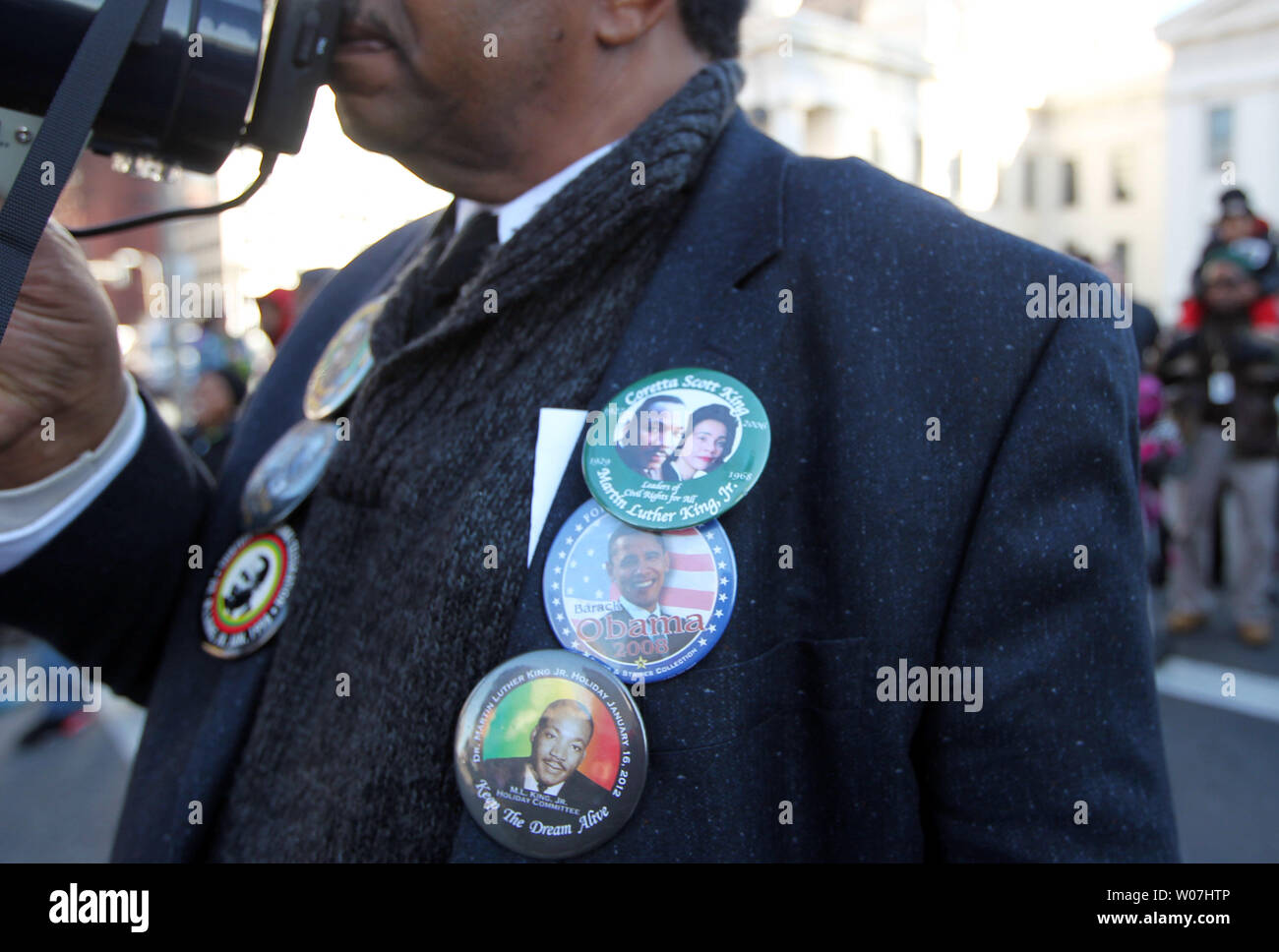 Un organisateur mars utilise un mégaphone pour donner des instructions avant le début de la Martin Luther King Jr. anniversaire mars à St Louis le 19 janvier 2015. Plusieurs groupes se sont réunis pour l'anniversaire annuel de mars de cette année. Photo de Bill Greenblatt/UPI Banque D'Images