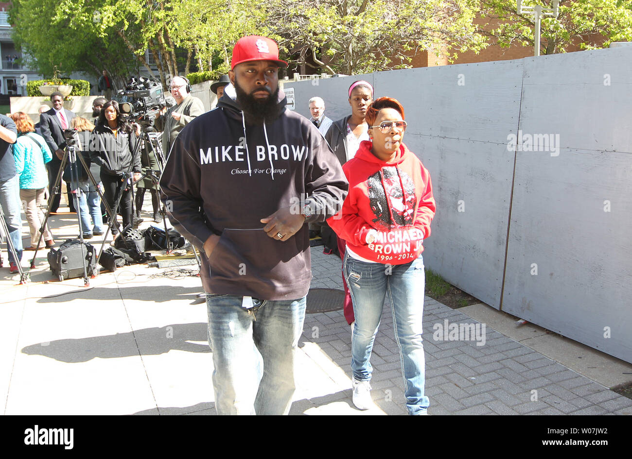 Michael Brown, Père, et Lesley McSpadden arriver de rencontrer leurs avocats d'annoncer qu'ils ont déposé une poursuite civile dans le 9 août 2014 mort de leur fils Michael Jr. par Ferguson Agent de police Darren Wilson à la justice du comté de Saint Louis à Clayton, New York le 23 avril 2015. La poursuite vise 75 000 $ en dommages-intérêts, outre les frais d'avocat. Photo de Bill Greenblatt/UPI Banque D'Images