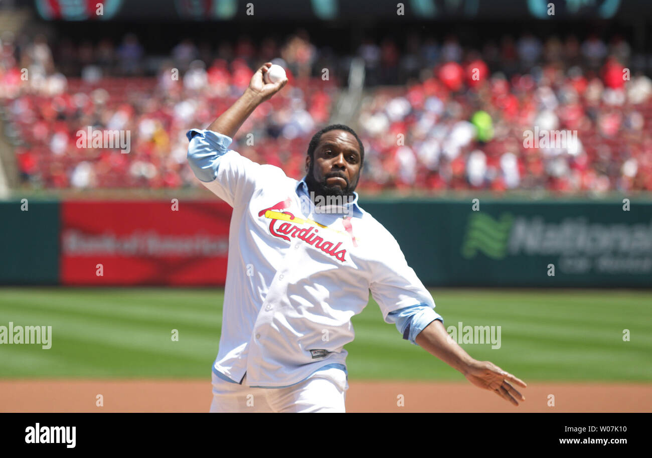 Acteur Chad Coleman le plus connu pour son rôle comme Tireese sur le "Walking Dead", et pour son travail sur la série de HBO, le crime sur le fil, lance une première balle de cérémonie avant les Pirates de Pittsburgh- St. Louis Cardinals match de baseball à Busch Stadium à St Louis le 3 mai 2015. Photo de Bill Greenblatt/UPI Banque D'Images