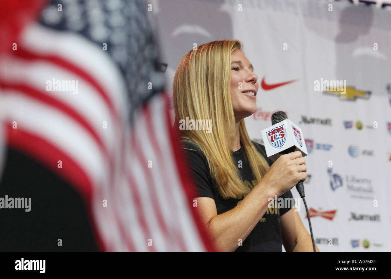 Lori Chalupny, membre de la FIFA 2015 la Coupe du Monde féminine championnat équipe parle avec des journalistes à St Louis Le 27 juillet 2015. Chalupny était sur place lors de l'annonce que les États-Unis de l'équipe nationale masculine jouera son premier match de qualification pour la Coupe du Monde FIFA 2018 à Busch Stadium à Saint Louis, Missouri. Le match sera joué le 13 novembre 2015 contre le gagnant de la troisième ronde match de qualification entre St Vincent et les Grenadines et Aruba. Photo de Bill Greenblatt/UPI Banque D'Images