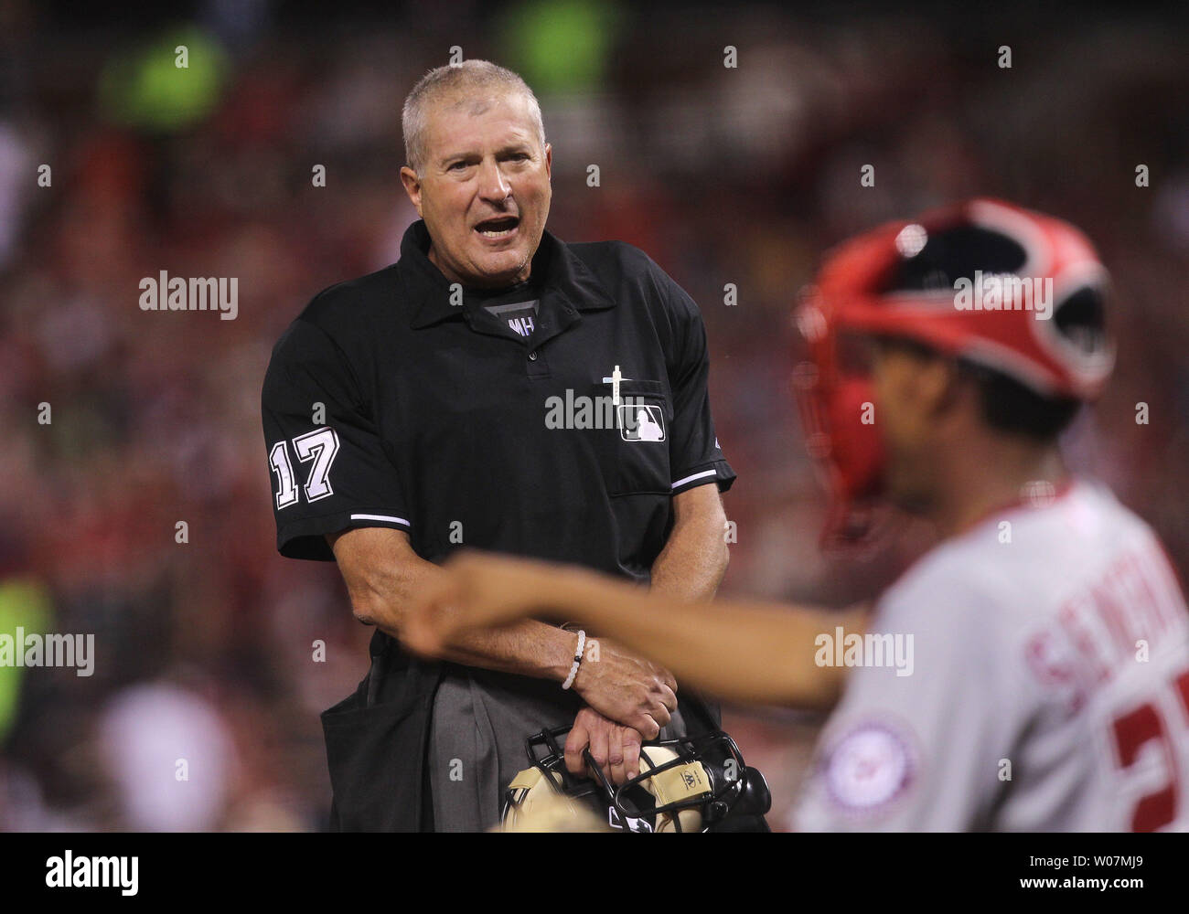 Accueil arbitre John Hirschbeck pourparlers avec Washington Nationals catcher Pedro Severino entre manches dans un match contre les Cardinals de Saint-Louis au Busch Stadium de Saint-Louis le 1 septembre 2015. Photo de Bill Greenblatt/UPI Banque D'Images