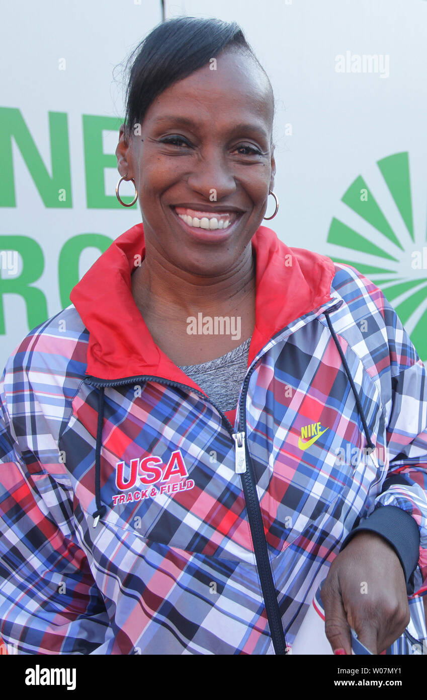 L'or olympique des États-Unis Métaliste Jackie Joyner-Kersee attend que les gagnants du St. Louis Cardinals Care 6K courir à travers les rues du centre-ville de St Louis, à l'intérieur du stade Busch à St Louis sur septembre 13,2015. Photo de Bill Greenblatt/UPI Banque D'Images