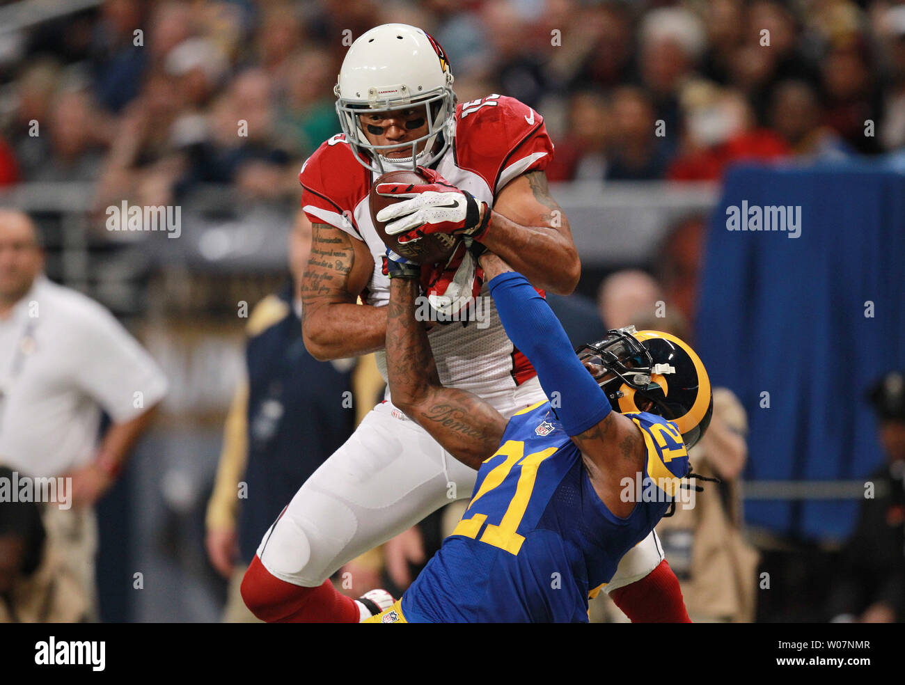 Saint Louis Rams Janoris Jenkins tire le foot des mains des Arizona Cardinals pour passer au deuxième trimestre à l'Edward Jones Dome à St Louis le 6 décembre 2015. Arizona défait 27-3 St Louis. Photo de Bill Greenblatt/UPI Banque D'Images