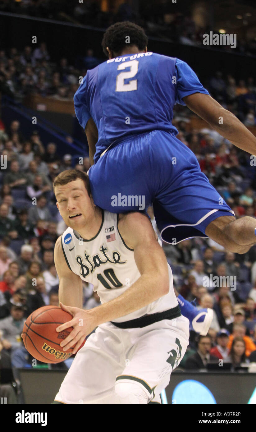 La Perrin Buford se termine sur l'épaulement de la Michigan State's Matt Costello dans la deuxième moitié de la Division 1 de la NCAA Men's Basketball Championship au Scottrade Center à St Louis le 18 mars 2016. Middle Tennessee battu Michigan State 90-81. Photo de Bill Greenblatt/UPI Banque D'Images