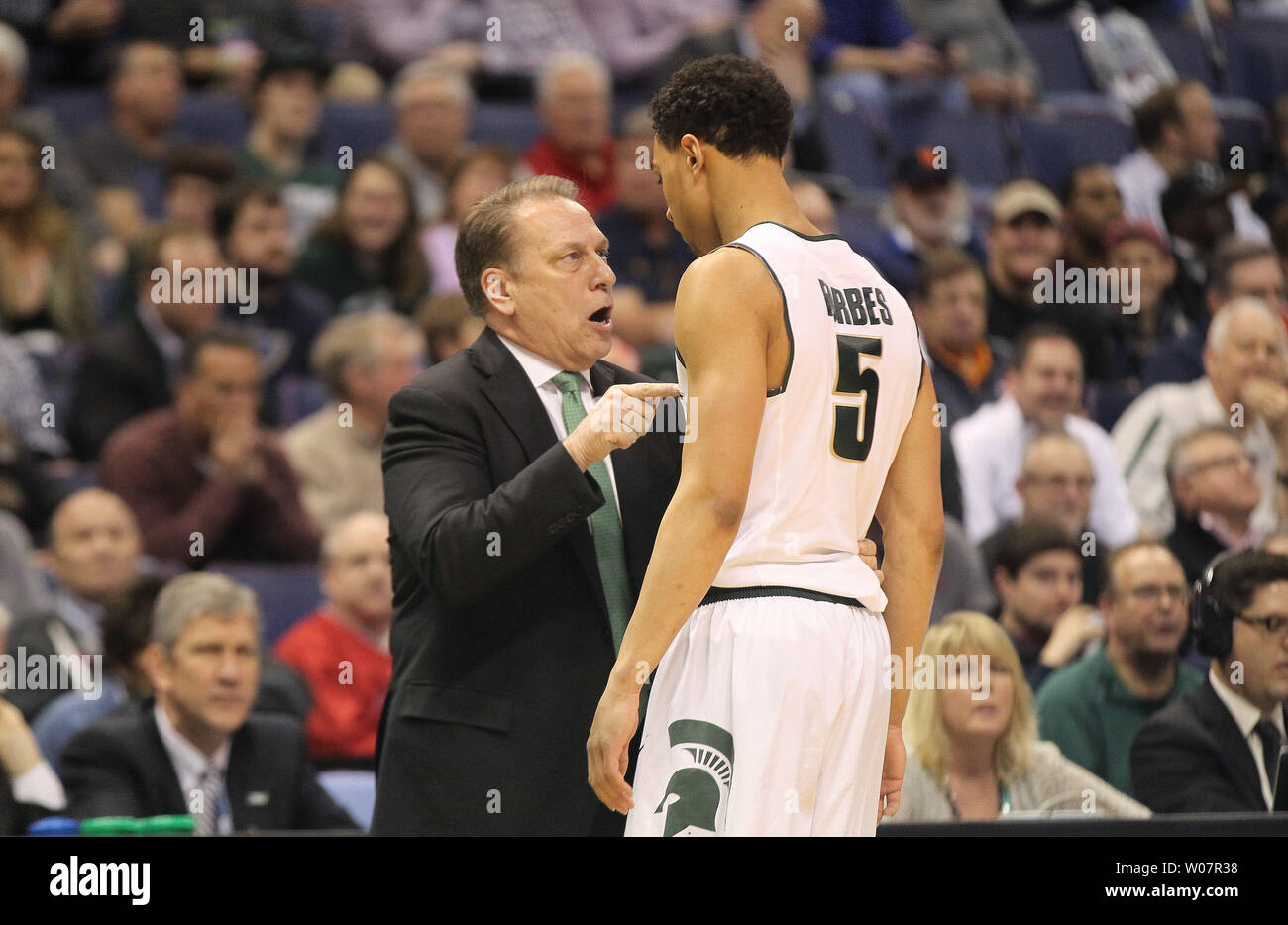 La tête de l'État du Michigan men's basketball coach Tom Izzo donnez au joueur Bryn Forbes quelques paroles contre Middle Tennessee dans la première moitié de la Division 1 de la NCAA Men's Basketball Championship au Scottrade Center à St Louis le 18 mars 2016. Michigan State a été perturbée par la Middle Tennessee, 90-81. Photo de Bill Greenblatt/UPI Banque D'Images