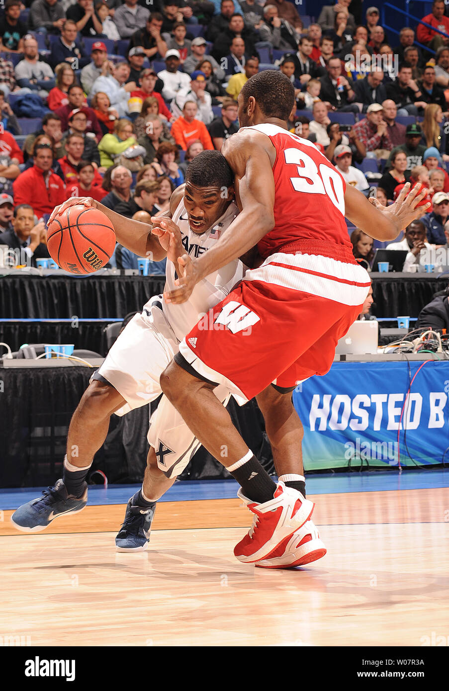 Xavier's Remy Abell durs pour le panier contre Wisconsin's Vitto Brown dans la première moitié de la Division 1 de la NCAA Men's Basketball Championship au Scottrade Center à St Louis le 20 mars 2016. Le Wisconsin a battu Xavier, 66-63. Photo par Doug Devoe/UPI Banque D'Images