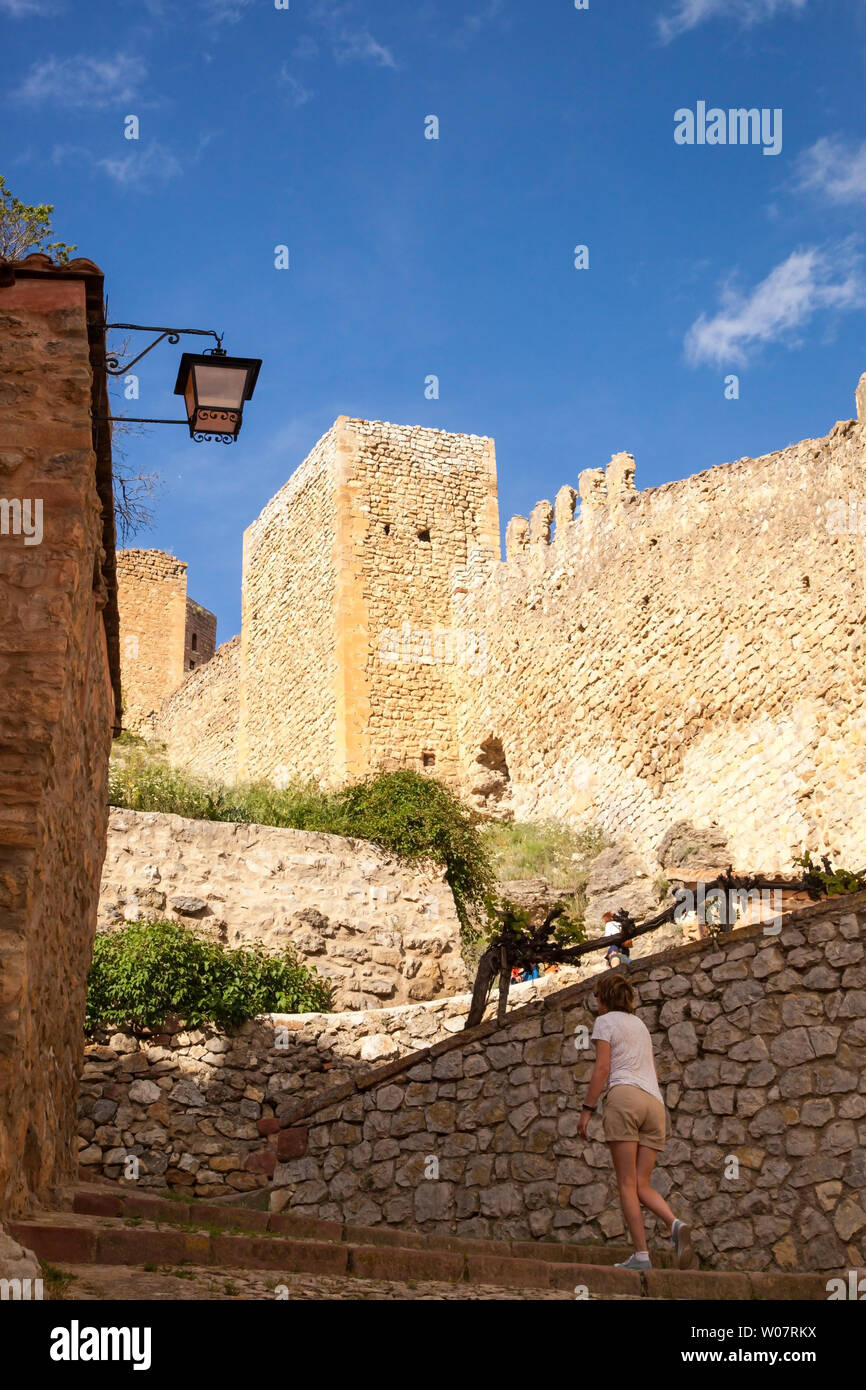 Vue sur la cité médiévale fortifiée / murs de ville dans la ville d'Albarracin mauresque espagnol dans les Montes Universales Aragon Espagne Banque D'Images