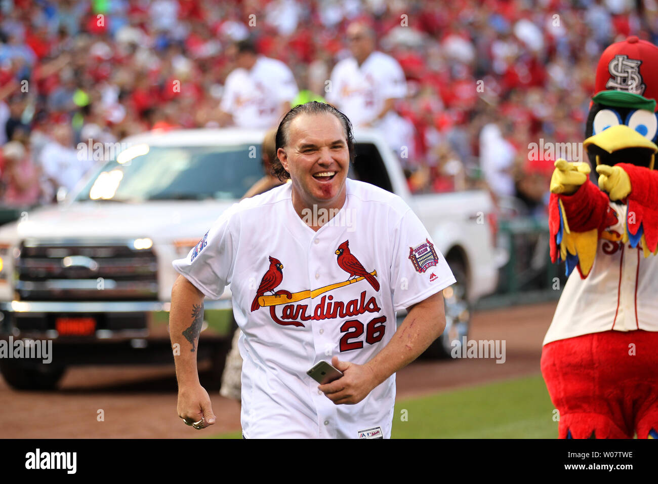 Ancien, 2001 à 2005 et membre de l'équipe du Championnat du monde 2006 Scott Spiezio est introduite au cours des cérémonies marquant le dixième anniversaire que les Cardinals de Saint-Louis a gagné les World Series, avant un match entre les Miami marlins et les Cardinals de Saint-Louis au Busch Stadium de Saint-Louis le 16 juillet 2016. Photo de Bill Greenblatt/UPI Banque D'Images