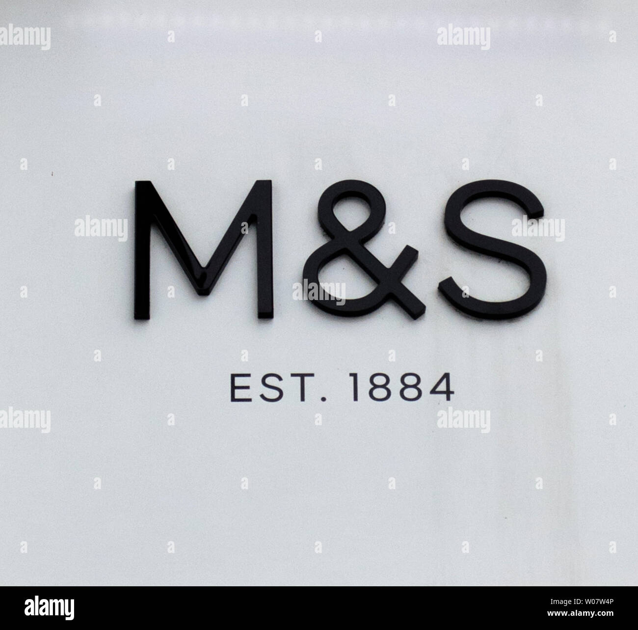 Marks & Spencer (M&S) logo sign in Colchester, Essex, UK Banque D'Images