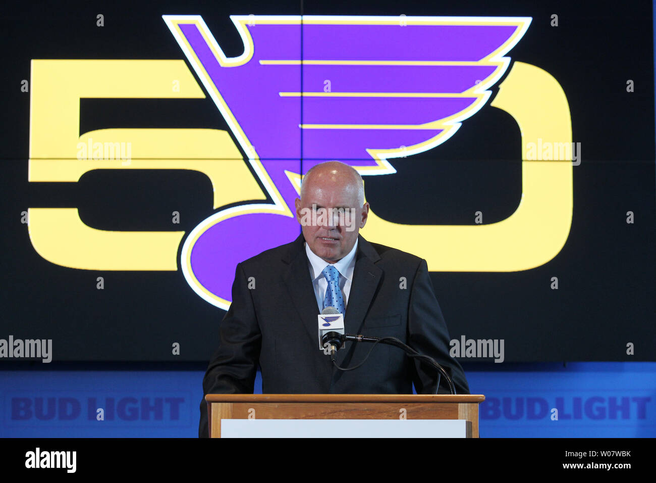Directeur général des Blues de Saint-Louis, Doug Armstrong répond aux journalistes après qu'il annonce que le défenseur Alex Pietrangelo a été nommé le 21e capitaine de l'équipe des Blues de Saint-Louis au Scottrade Center à St Louis le 25 août 2016. Photo de Bill Greenblatt/UPI Banque D'Images