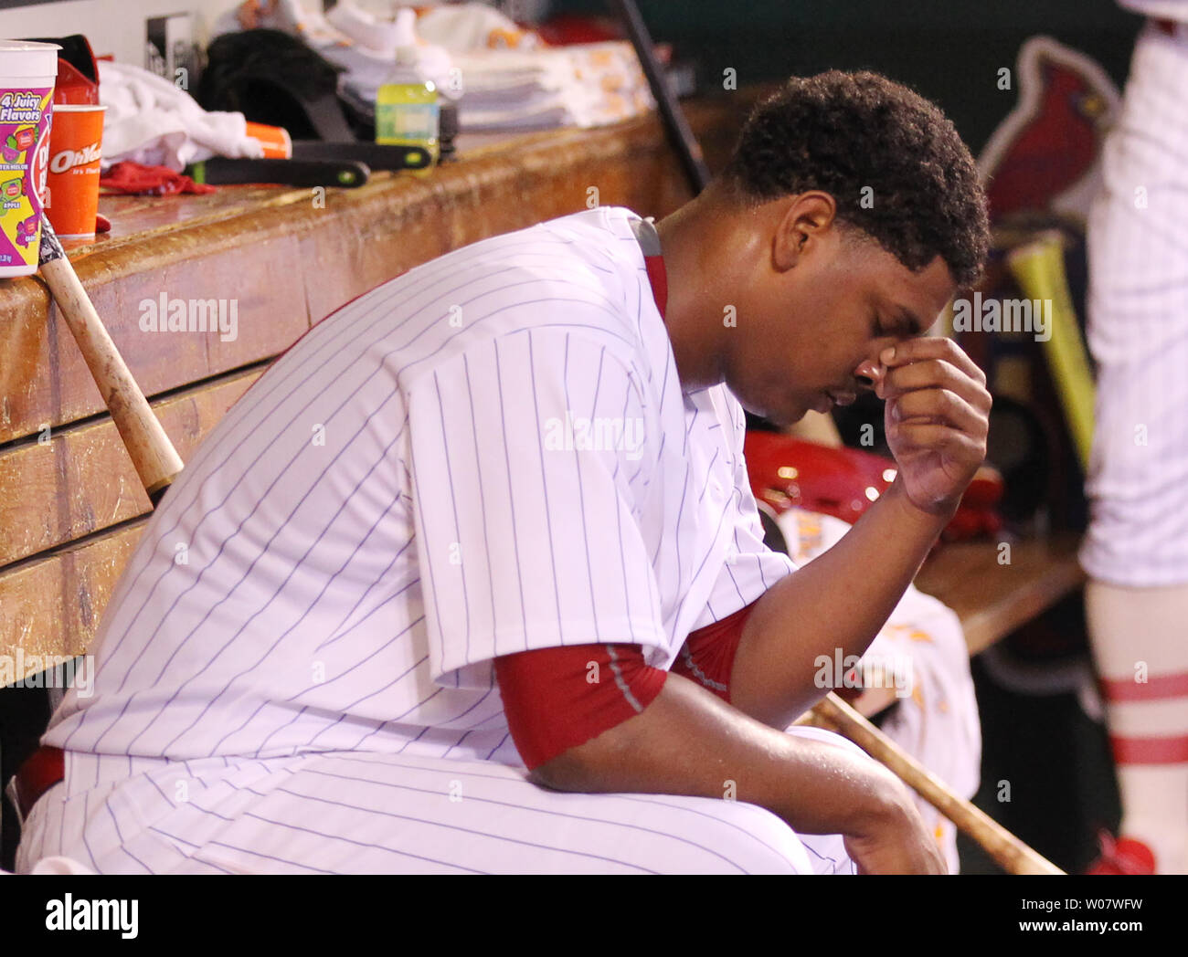 Cardinals de Saint-Louis le lanceur partant Alex Reyes reflète dans l'étang après être sorti du jeu, dans la cinquième manche au Busch Stadium le 27 août 2016 à St Louis. . Photo de Bill Greenblatt/UPI Banque D'Images