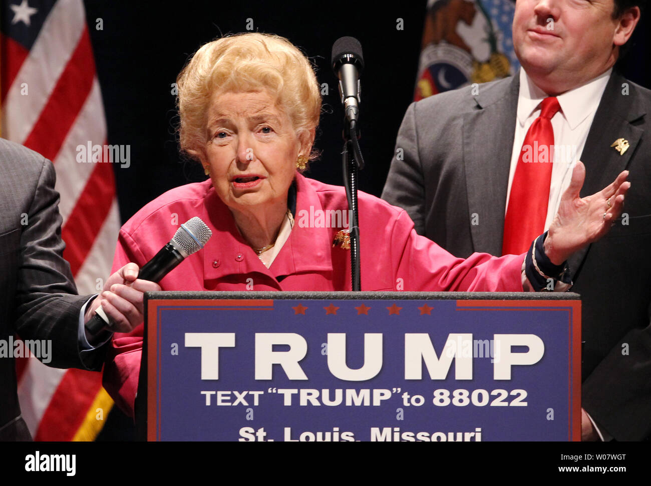 Phyllis Schafly, fondateur de l'Eagle Forum, un groupe conservateur pro-famille fortement l'accent sur les questions sociales, est décédé à l'âge de 92 ans le 5 septembre 2016. Eagle Forum, fondé en 1972, a été divisé cette élection présidentielle - Schlafly a appuyé l'atout de Donald, bien que de nombreux membres du conseil d'accord. Forums de l'aigle, Premier Vice-président Eunie Smith, disant dans un communiqué de presse, Schlafly est mort le 5 septembre 2016 à Saint-Louis après une longue maladie. Schafly est photographié lors d'un rallye de Donald Trump à St Louis le 11 mars 2016. Photo par Bill Greenblatt/UPI. Banque D'Images