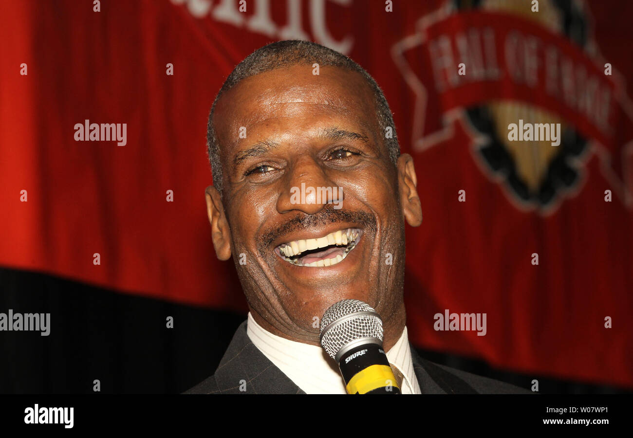Ancien champion de boxe poids lourd Michael Spinks a un rire pendant la