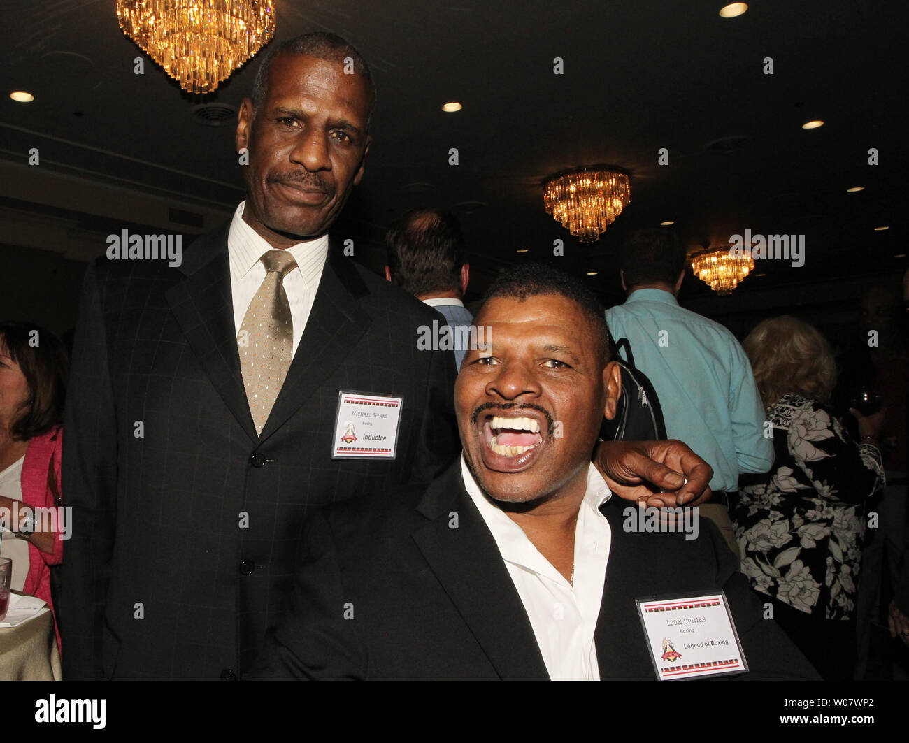 Ancien champion de boxe poids lourd Leon Spinks et frère Michael Spinks arrivent pour le Saint Louis Sports Hall of Fame Enshrinement cérémonies dans Fronentec , Missouri le 22 septembre 2016. Photo de Bill Greenblatt/UPI Banque D'Images