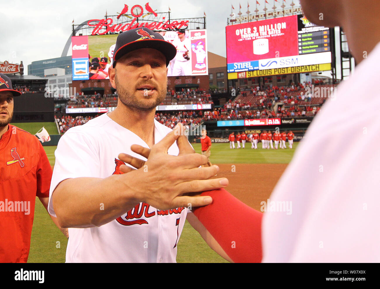 Cardinals de Saint-Louis Matt Holliday dit au revoir à ses coéquipiers après les Pirates de Pittsburgh - St. Louis Cardinals match de baseball à Busch Stadium à St Louis le 2 octobre 2016.Photo de Bill Greenblatt/UPI Banque D'Images