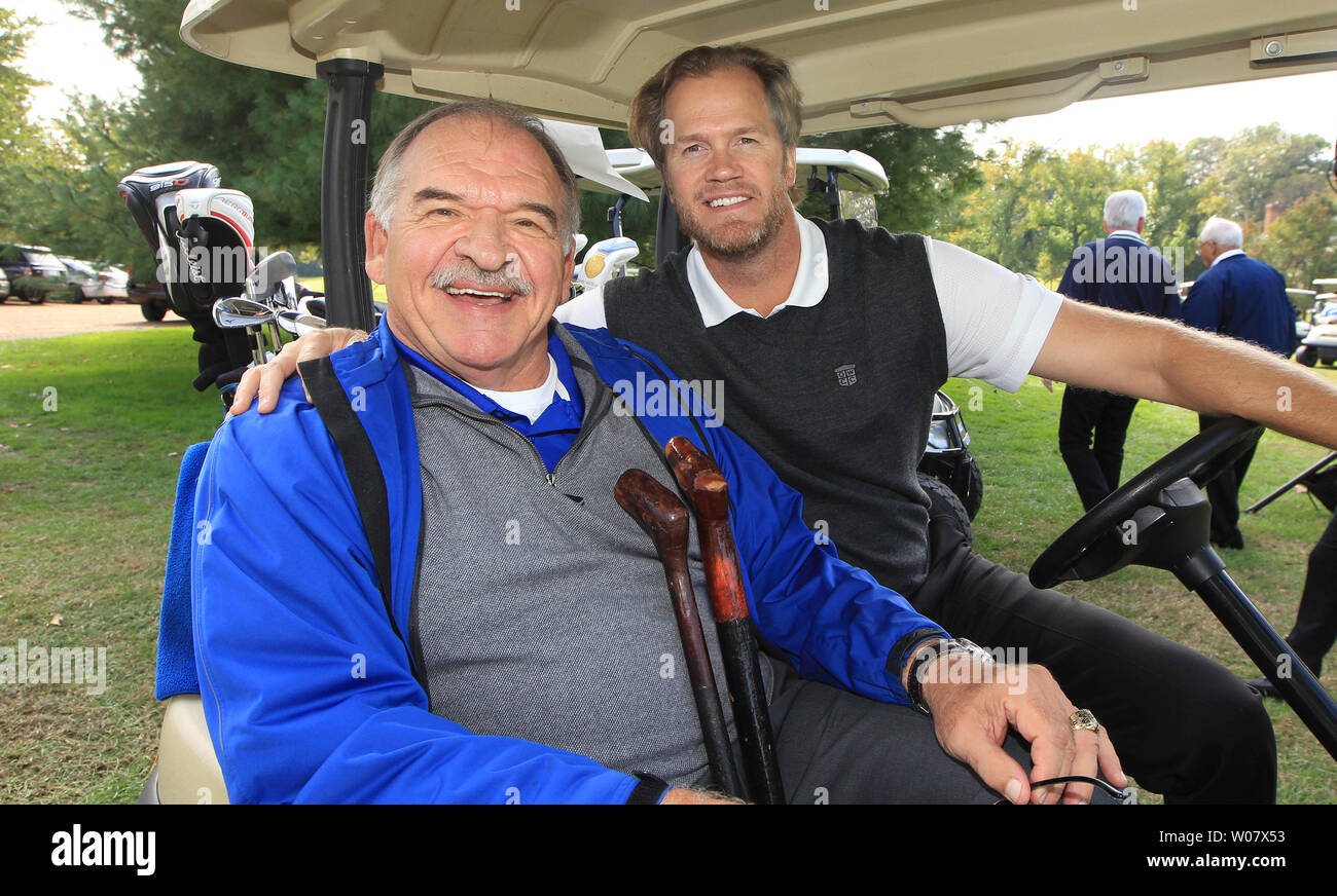 Membre de la renommée du hockey Chris Pronger (R) et de la renommée du football national états Dan Dierdorf, décoller pour leur premier trou au tournoi de golf annuel Backstoppers à Ladue, Missouri le 14 octobre 2016. Aider les familles des Backstoppers les policiers, les pompiers et le personnel médical d'urgence qui sont tués ou grièvement blessés dans l'exercice de leurs fonctions. Photo de BIll Greenblatt/UPI Banque D'Images