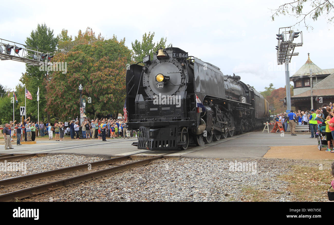 L'Union Pacific 844 commence son voyage au centre-ville de Saint-Louis après un bref arrêt à Kirkwood, Missouri le 18 octobre 2016. La 844 fut la dernière locomotive à vapeur livrée à la Union Pacific Railroad en 1944. Le train est en train de faire son chemin à Memphis pour un événement spécial. Photo de Bill Greenblatt/UPI Banque D'Images