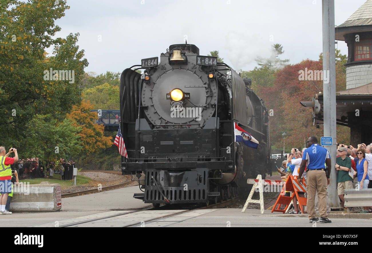 Union Pacific 844 décolle pour le centre-ville de Saint Louis après un bref arrêt à Kirkwood, Missouri le 18 octobre 2016. La 844 fut la dernière locomotive à vapeur livrée à la Union Pacific en 1944. Le train est en train de faire son chemin à Memphis pour un événement spécial. Photo de Bill Greenblatt/UPI Banque D'Images