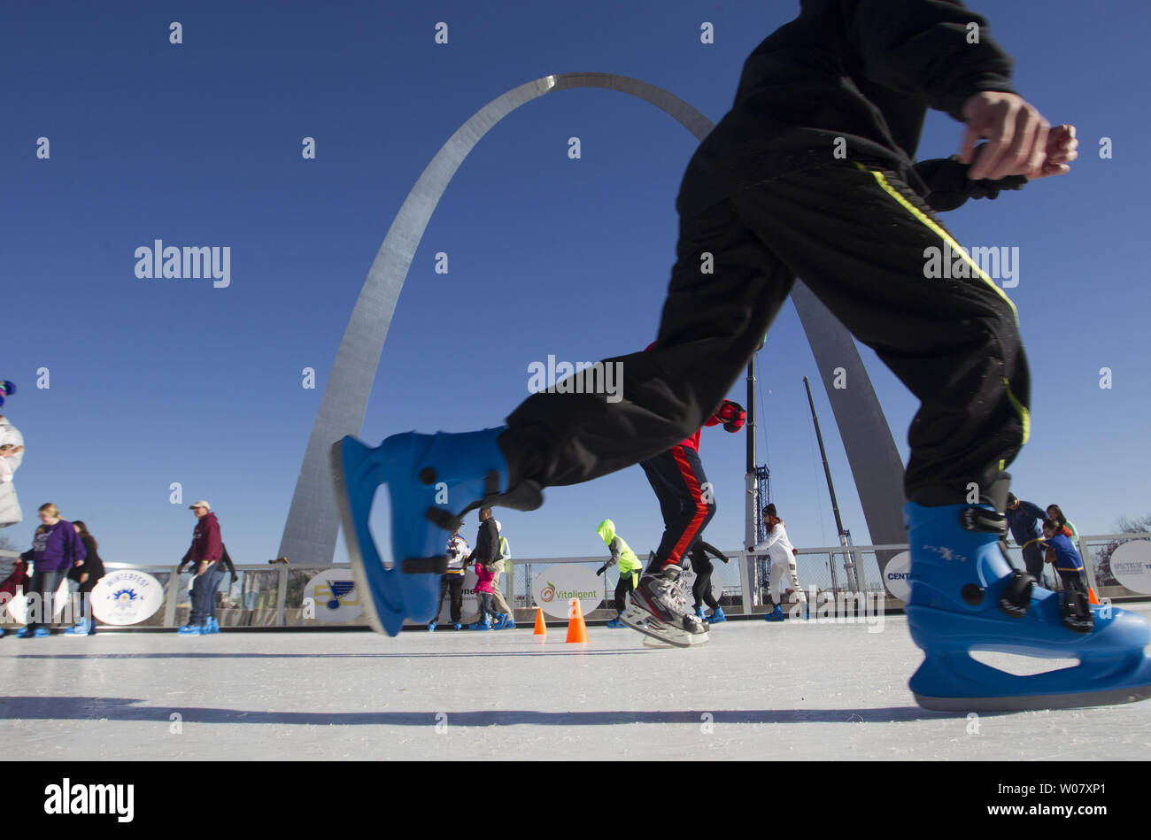 Les patineurs font leur chemin autour de la patinoire à la suite de la cérémonie d'ouverture d'une patinoire à côté de la Gateway Arch de Saint-Louis Le 27 décembre 2016. La cérémonie a débuté Winterfest, une semaines d'activités LNH qui culminera avec les Blackhawks de Chicago à jouer du Blues de Saint-Louis à l'extérieur dans le Stade Busch le 2 janvier 2017. Photo de Bill Greenblatt/UPI Banque D'Images