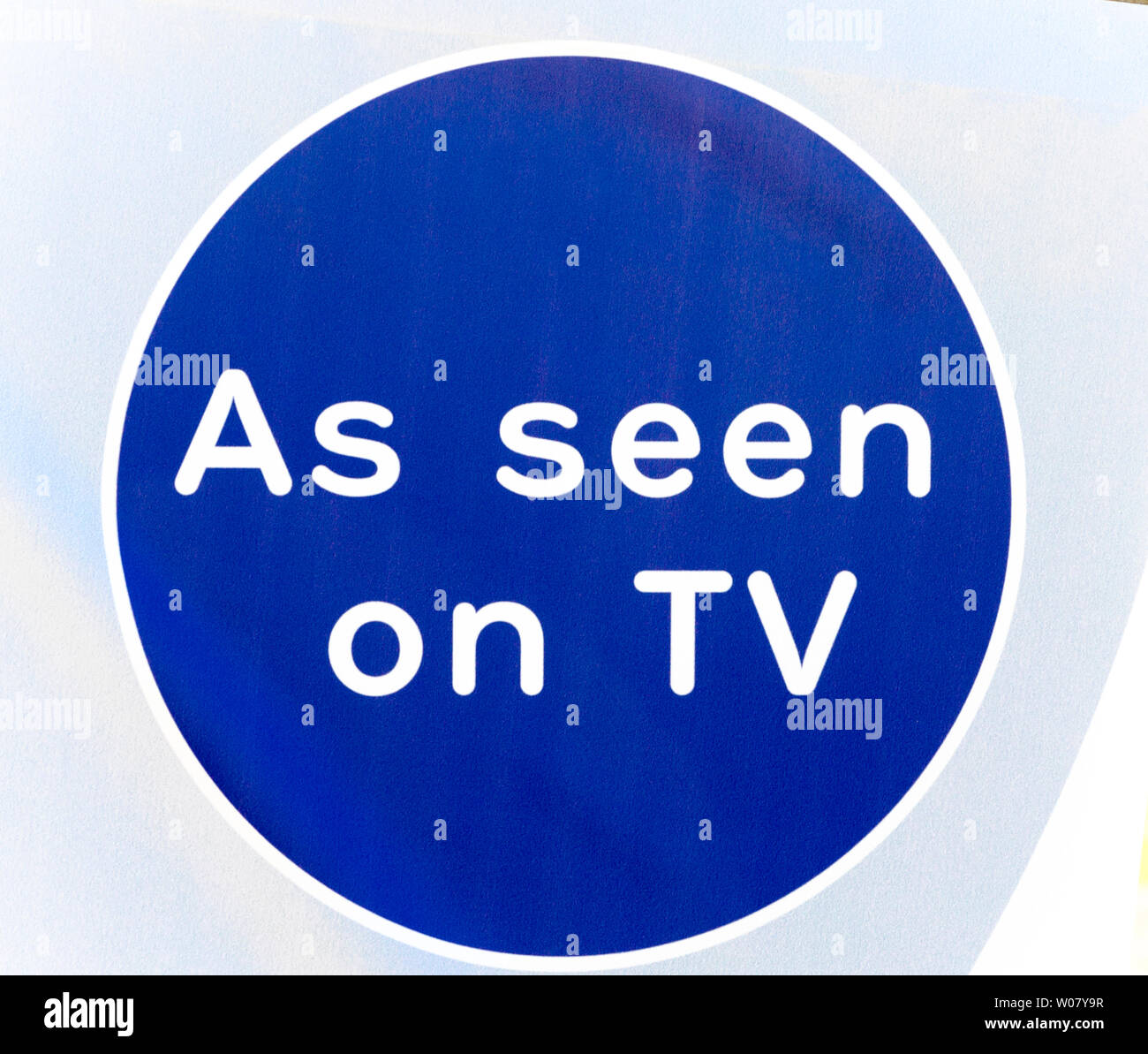 'Vu à la TV", en blanc et bleu UK Banque D'Images