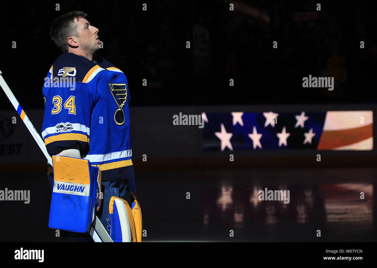 Le gardien des Blues de Saint-Louis Jake Allen est l'acronyme de l'hymne national avant un match contre les Ducks d'Anaheim au Scottrade Center à St Louis le 10 mars 2017. Photo de Bill Greenblatt/UPI Banque D'Images