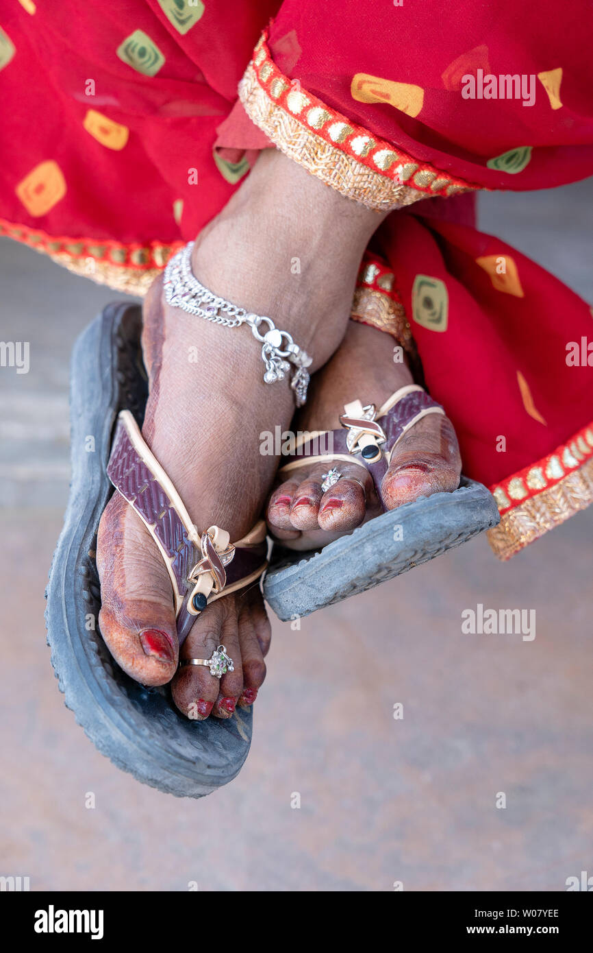 Femme indienne jambes décorées avec des bagues et des bracelets à Pushkar, Rajasthan, Inde. Close up Banque D'Images