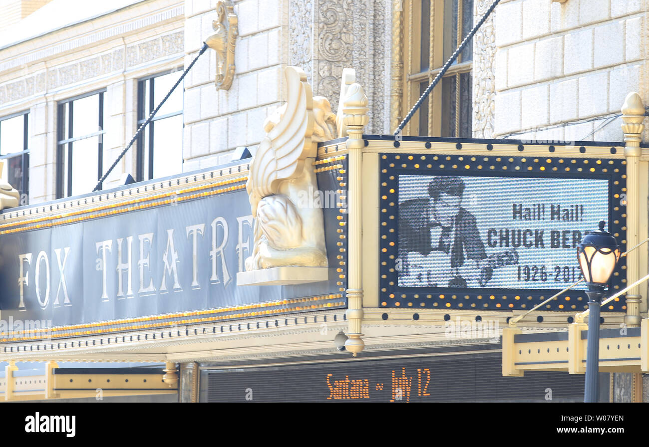 Le chapiteau sur la Fox Theatre rend hommage au guitariste Chuck Berry à Saint Louis le 20 mars 2017. Chuck Berry's 60e anniversaire a été célébré au Fox Theatre, à la réalisation du film, 'Hail Hail Rock and Roll' en 1986. Berry est décédé à son domicile à St Charles County Texas le 18 mars 2017 à l'âge de 90 ans. Photo de Bill Greenblatt/UPI Banque D'Images