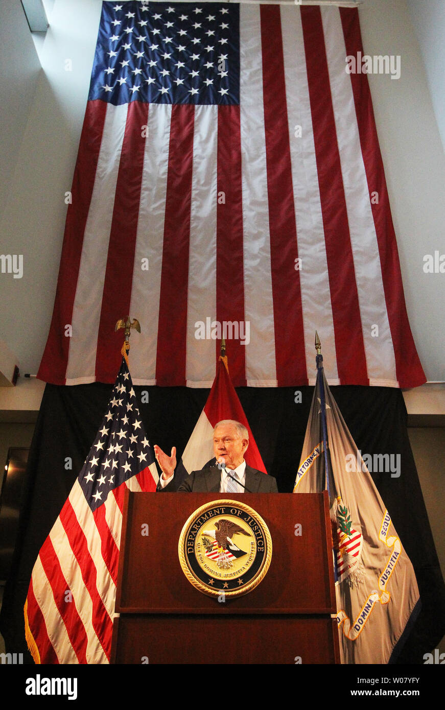 Procureur général américain Jeff Sessions rend ses propos à enforement ont droit au cours d'une visite à Saint Louis le 31 mars 2017. Chefs de police dit sessions tout au long de l'état du Missouri, le ministère de la Justice va les aider à combattre la montée de la criminalité violente en Amérique et s'infos : divulgation de la police. Séances ont aussi parlé de Ferguson, Missouri et les relations entre la police et les minorités. Photo de Bill Greenblatt/UPI Banque D'Images