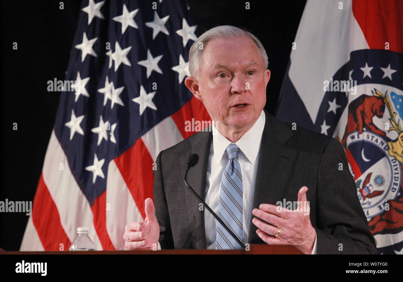 Procureur général américain Jeff Sessions rend ses propos à enforement ont droit au cours d'une visite à Saint Louis le 31 mars 2017. Chefs de police dit sessions tout au long de l'état du Missouri, le ministère de la Justice va les aider à combattre la montée de la criminalité violente en Amérique et s'infos : divulgation de la police. Séances ont aussi parlé de Ferguson, Missouri et les relations entre la police et les minorités. Photo de Bill Greenblatt/UPI Banque D'Images