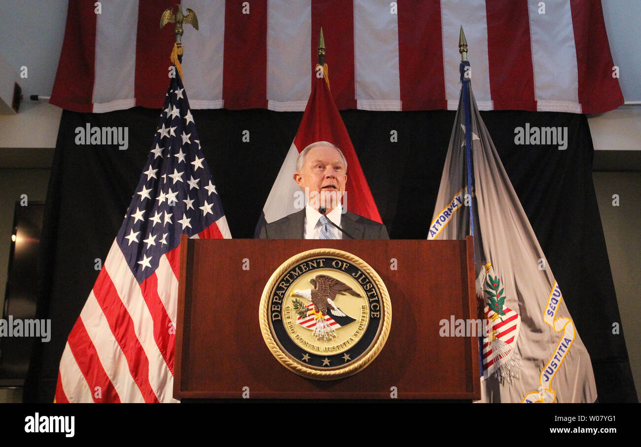 Procureur général américain Jeff Sessions rend ses propos à enforement ont droit au cours d'une visite à Saint Louis le 31 mars 2017. Chefs de police dit sessions tout au long de l'état du Missouri, le ministère de la Justice va les aider à combattre la montée de la criminalité violente en Amérique et s'infos : divulgation de la police. Séances ont aussi parlé de Ferguson, Missouri et les relations entre la police et les minorités. Photo de Bill Greenblatt/UPI Banque D'Images