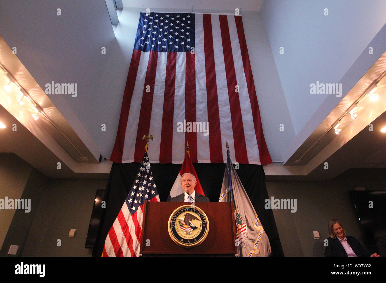 Procureur général américain Jeff Sessions rend ses propos à enforement ont droit au cours d'une visite à Saint Louis le 31 mars 2017. Chefs de police dit sessions tout au long de l'état du Missouri, le ministère de la Justice va les aider à combattre la montée de la criminalité violente en Amérique et s'infos : divulgation de la police. Séances ont aussi parlé de Ferguson, Missouri et les relations entre la police et les minorités. Photo de Bill Greenblatt/UPI Banque D'Images