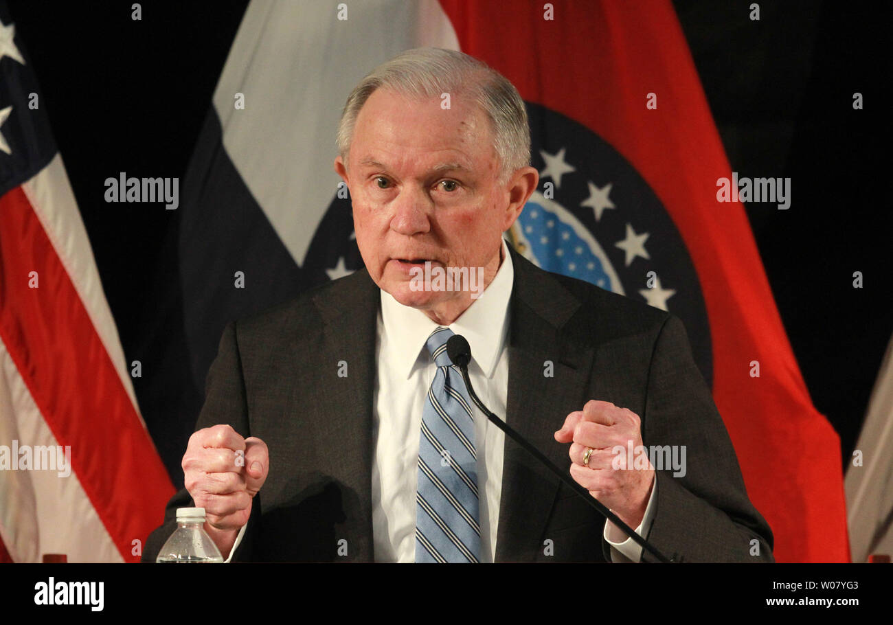 Procureur général américain Jeff Sessions rend ses propos à enforement ont droit au cours d'une visite à Saint Louis le 31 mars 2017. Chefs de police dit sessions tout au long de l'état du Missouri, le ministère de la Justice va les aider à combattre la montée de la criminalité violente en Amérique et s'infos : divulgation de la police. Séances ont aussi parlé de Ferguson, Missouri et les relations entre la police et les minorités. Photo de Bill Greenblatt/UPI Banque D'Images