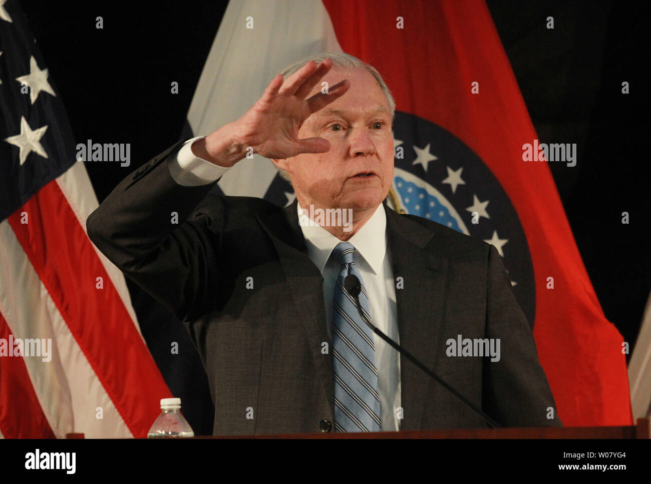 Procureur général américain Jeff Sessions bouffons qu'il fait ses remarques à la loi enforement les fonctionnaires au cours d'une visite à Saint Louis le 31 mars 2017. Chefs de police dit sessions tout au long de l'état du Missouri, le ministère de la Justice va les aider à combattre la montée de la criminalité violente en Amérique et s'infos : divulgation de la police. Séances ont aussi parlé de Ferguson, Missouri et les relations entre la police et les minorités. Photo de Bill Greenblatt/UPI Banque D'Images