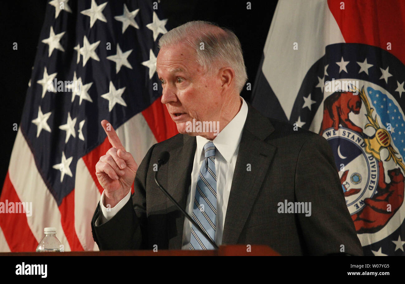 Procureur général américain Jeff Sessions rend ses propos à enforement ont droit au cours d'une visite à Saint Louis le 31 mars 2017. Chefs de police dit sessions tout au long de l'état du Missouri, le ministère de la Justice va les aider à combattre la montée de la criminalité violente en Amérique et s'infos : divulgation de la police. Séances ont aussi parlé de Ferguson, Missouri et les relations entre la police et les minorités. Photo de Bill Greenblatt/UPI Banque D'Images