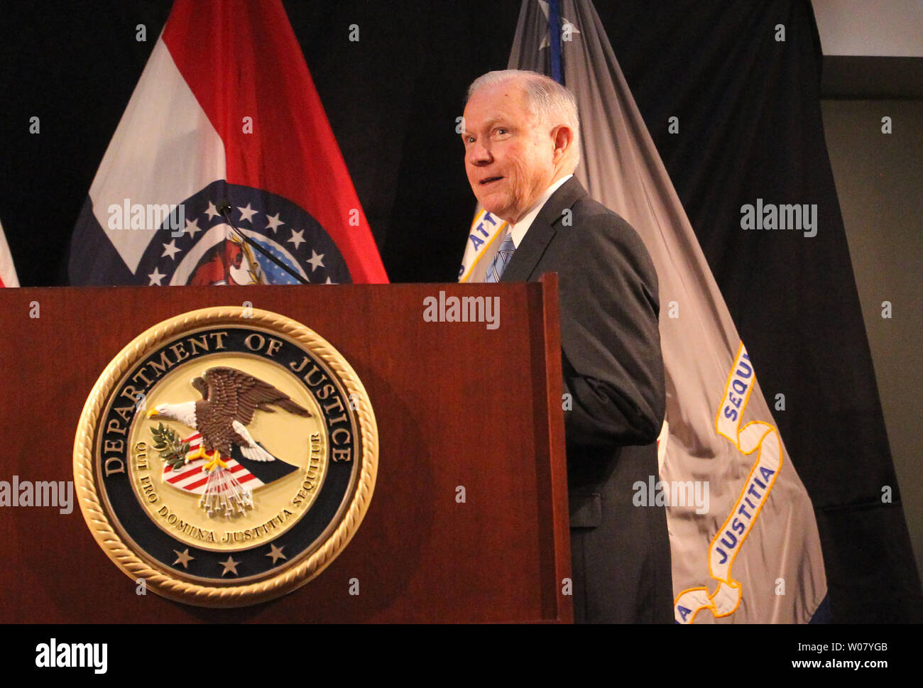 Procureur général américain Jeff Sessions s'approche du podium pour faire des remarques à la loi enforement les fonctionnaires au cours d'une visite à Saint Louis le 31 mars 2017. Chefs de police dit sessions tout au long de l'état du Missouri, le ministère de la Justice va les aider à combattre la montée de la criminalité violente en Amérique et s'infos : divulgation de la police. Séances ont aussi parlé de Ferguson, Missouri et les relations entre la police et les minorités. Photo de Bill Greenblatt/UPI Banque D'Images