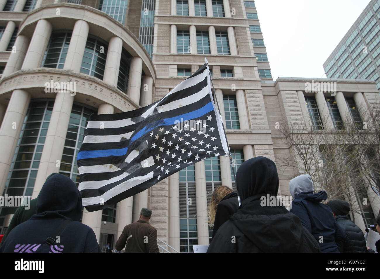 Les manifestants se rassemblent à l'extérieur du Palais fédéral Thomas Eagleton, protestant contre la présence de procureur général américain Jeff sessions au cours de sa visite avec les forces de l'ordre de Saint-Louis le 31 mars 2017. Chefs de police dit sessions tout au long de l'état du Missouri, le ministère de la Justice va les aider à combattre la montée de la criminalité violente en Amérique et s'infos : divulgation de la police. Séances ont aussi parlé de Ferguson, Missouri et les relations entre la police et les minorités. Photo de Bill Greenblatt/UPI Banque D'Images
