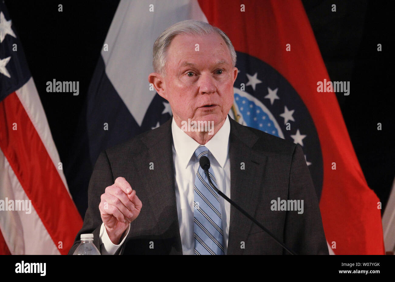 Procureur général américain Jeff Sessions rend ses propos à enforement ont droit au cours d'une visite à Saint Louis le 31 mars 2017. Chefs de police dit sessions tout au long de l'état du Missouri, le ministère de la Justice va les aider à combattre la montée de la criminalité violente en Amérique et s'infos : divulgation de la police. Séances ont aussi parlé de Ferguson, Missouri et les relations entre la police et les minorités. Photo de Bill Greenblatt/UPI Banque D'Images