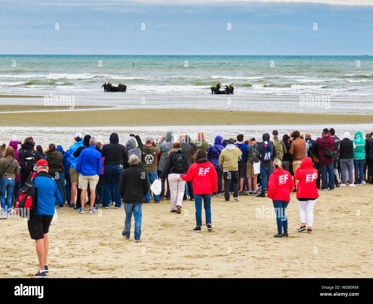 L'UTAH, FRANCE - 06 juin, 2019. Les hommes des forces spéciales en tenue de camouflage de l'armée de pagaie en kayak. Bateau à travers la mer, mission de diversion pour D-Da Banque D'Images