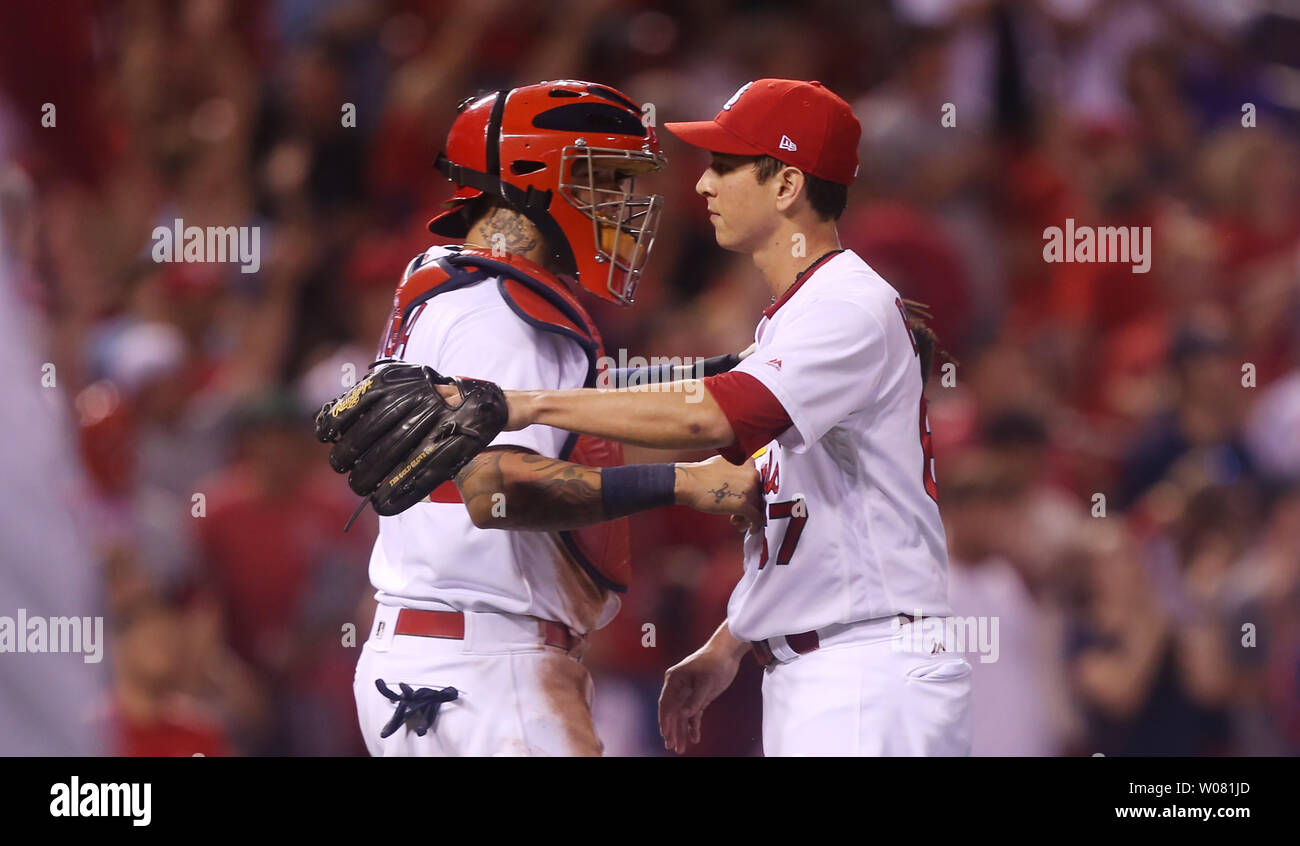 Cardinals de Saint-Louis Yadier Molina félicite cruche Matt Bowman après une victoire de 8-5 sur les Braves d'Atlanta au Busch Stadium de Saint-Louis le 11 août 2017. Photo de Bill Greenblatt/UPI Banque D'Images